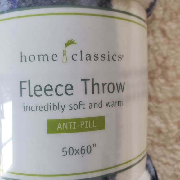 FLEECE THROW Blue and White Plaid. NEW WITH TAGS. - Picture 2 of 3